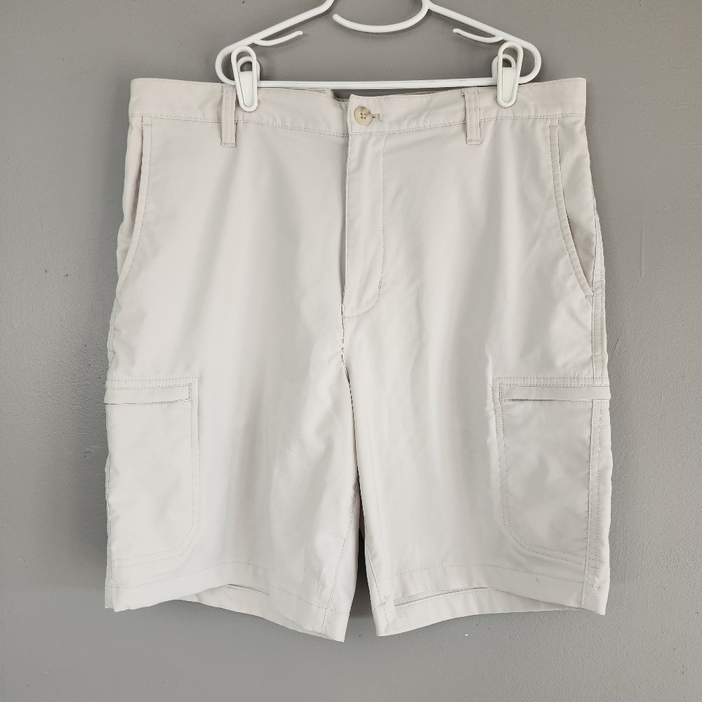 Chaps Golf size 34 kahki cargo shorts 9in inseam zipper cargo pockets